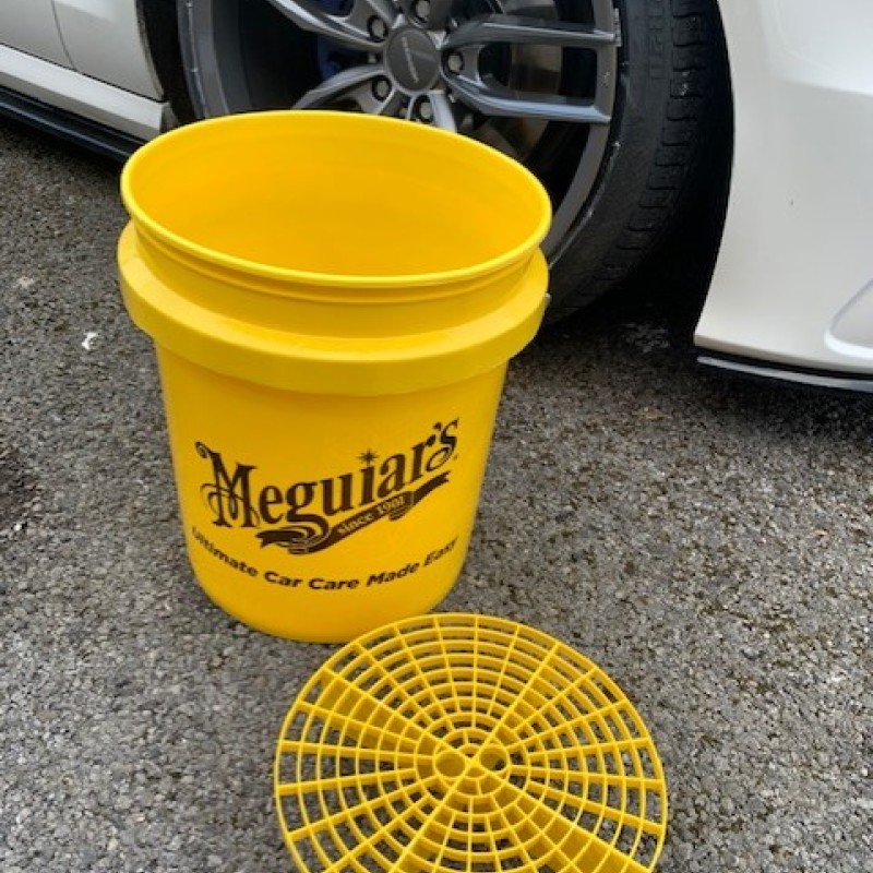 meguiars wash bucket and grit guard & 2 sponges