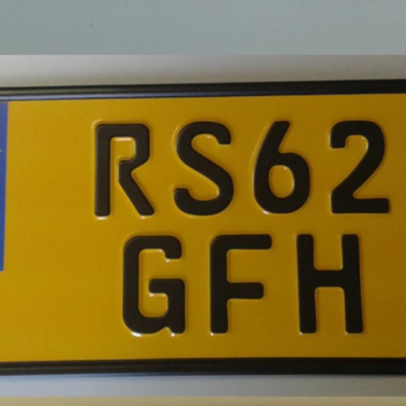 German square YELLOW GB LOGO NO COUNTY NO DASH Plate style 1 single plate